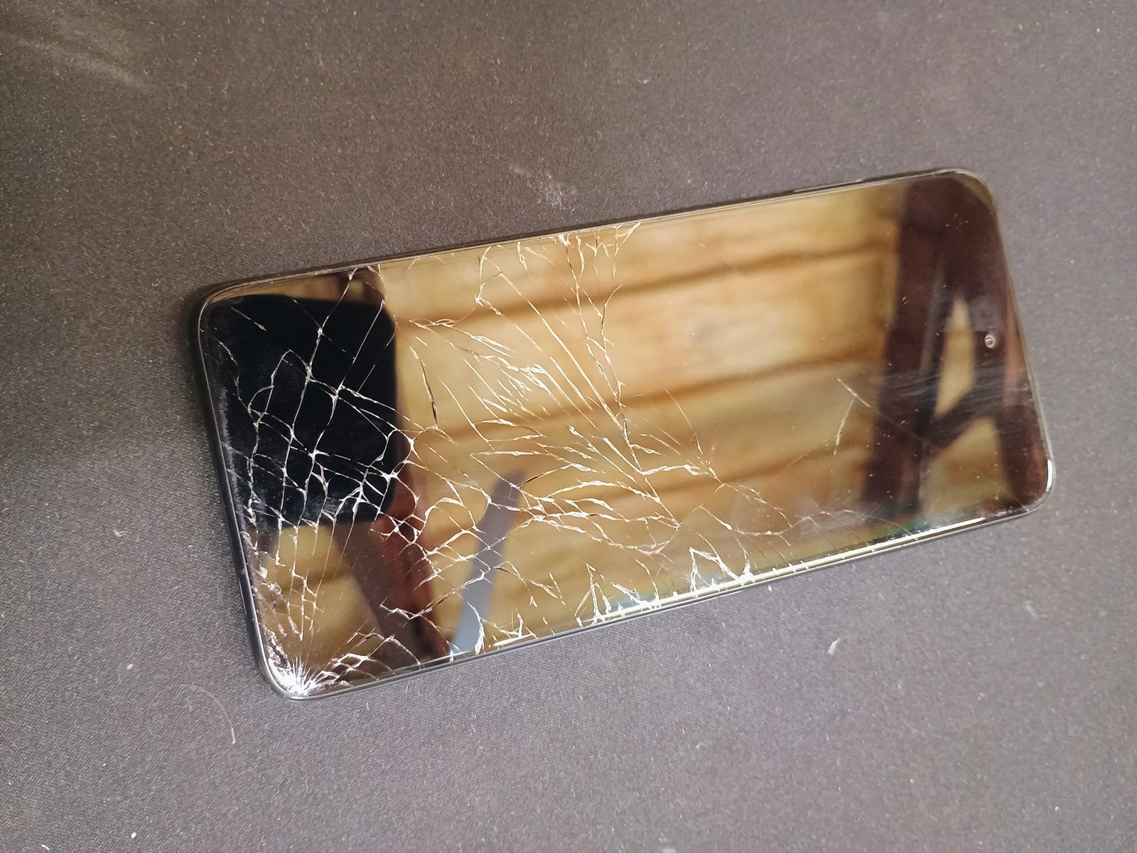 Cracked Moto G 5G (2022) before screen replacement.