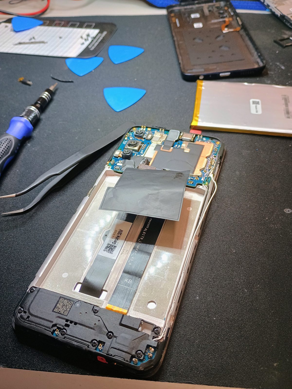 Moto G 5G motherboard and rear cameras installed in the replacement frame.